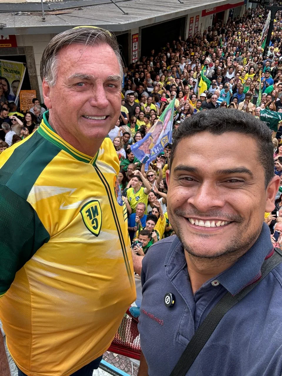 Francisco Mello e Jair Bolsonaro em meio a apoiadores