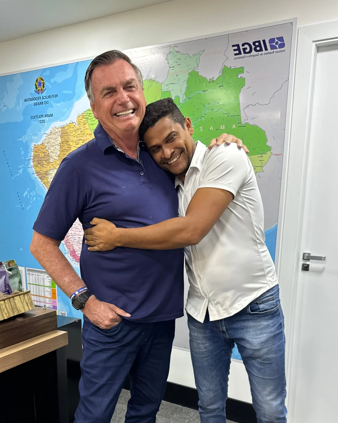 Francisco Mello abraçado com Jair Bolsonaro